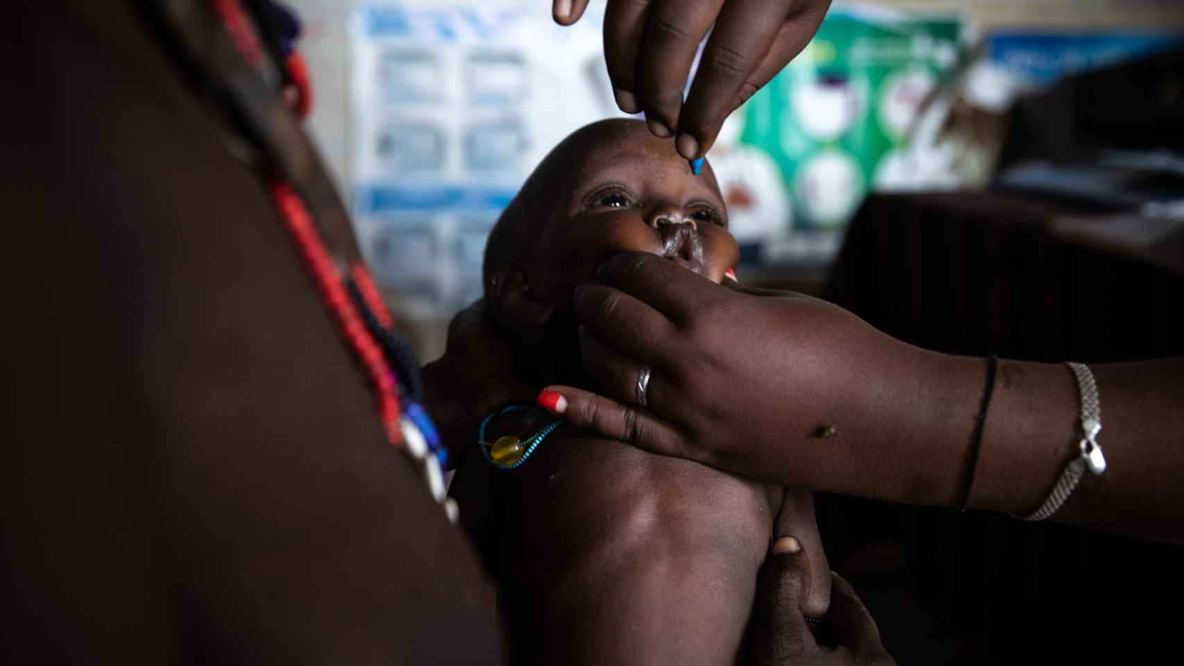 Un niño es alimentado en un hospital de Etiopía