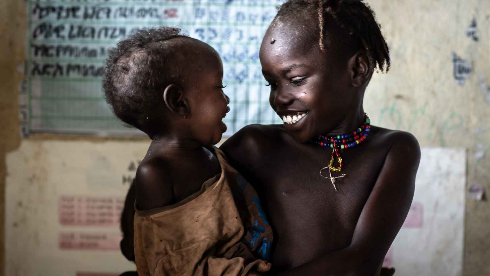 Dos niños juegan en un hospital de Etiopía