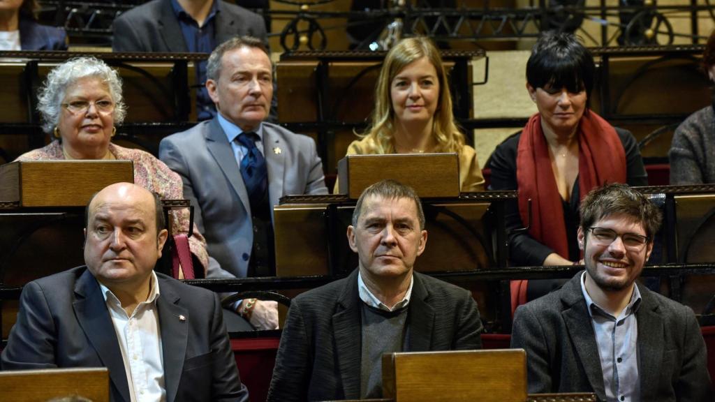 Los líderes del PNV, EH Bildu y Podemos Euskadi, Andoni Ortuzar (i), Arnaldo Otegi (c) y Lander Martínez (d).