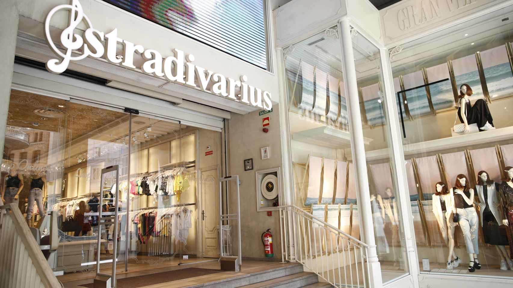 Entrada principal de una de las tiendas de la marca de ropa Stradivarius.