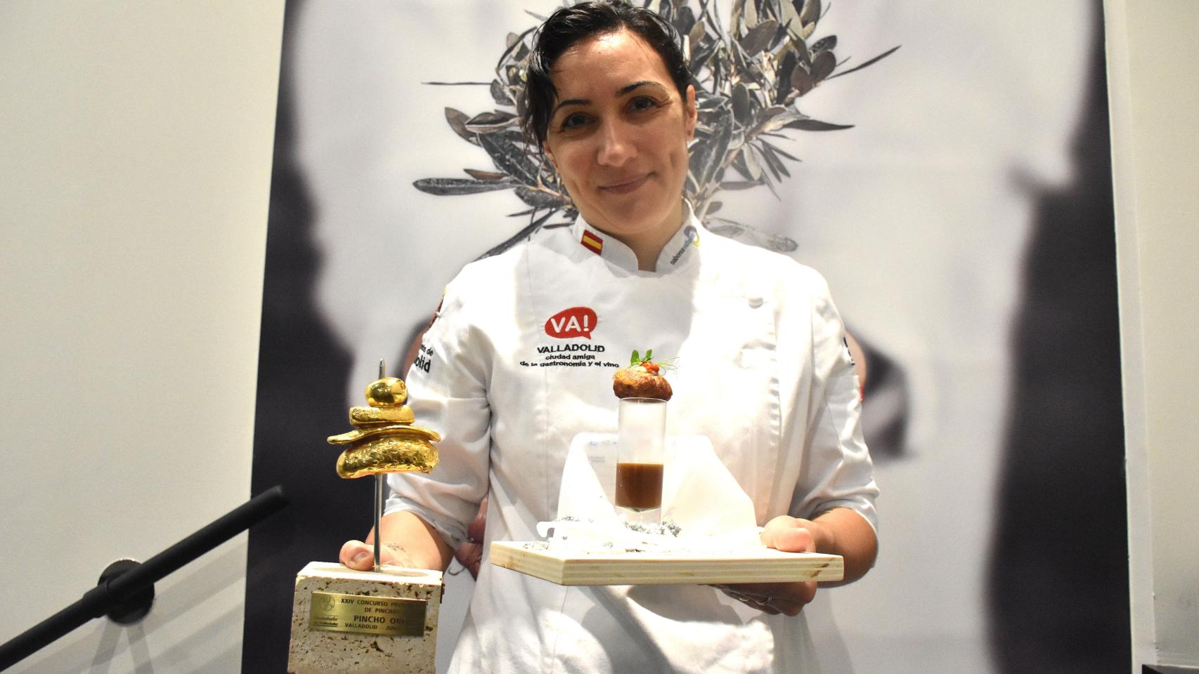 Palmira Soler con el pincho 'Ave Fénix', ganador del Concurso Provincial de Pinchos