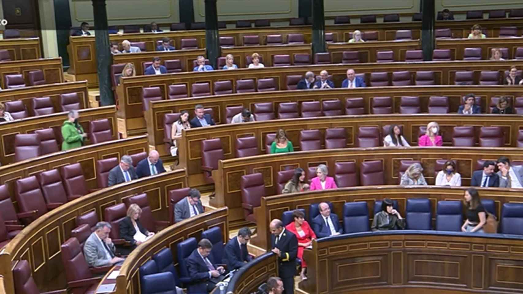 El Hemiciclo del Congreso semivacío, durante el debate de este miércoles, en una imagen de la retransmisión de RTVE.