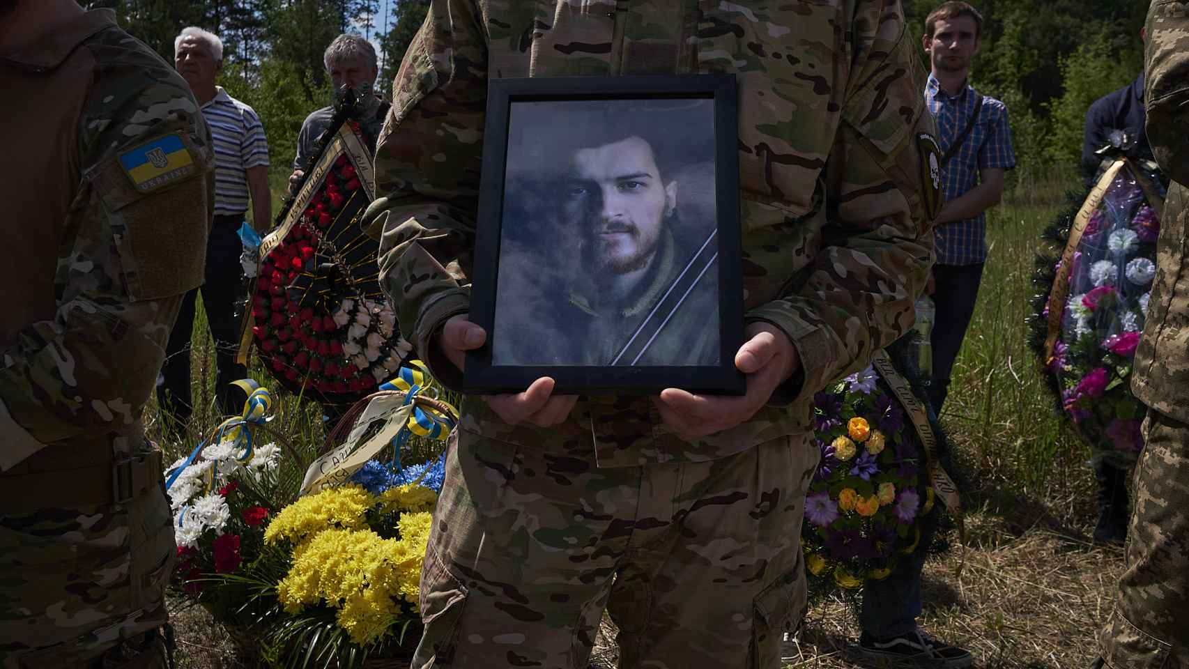Alexander Kuchnerenko, 'Sasha', antiguo 'niño de Chernóbil' acogido en España, en un retrato como soldado exhibida en su entierro en Ivánkiv (Ucrania), en junio de 2022.