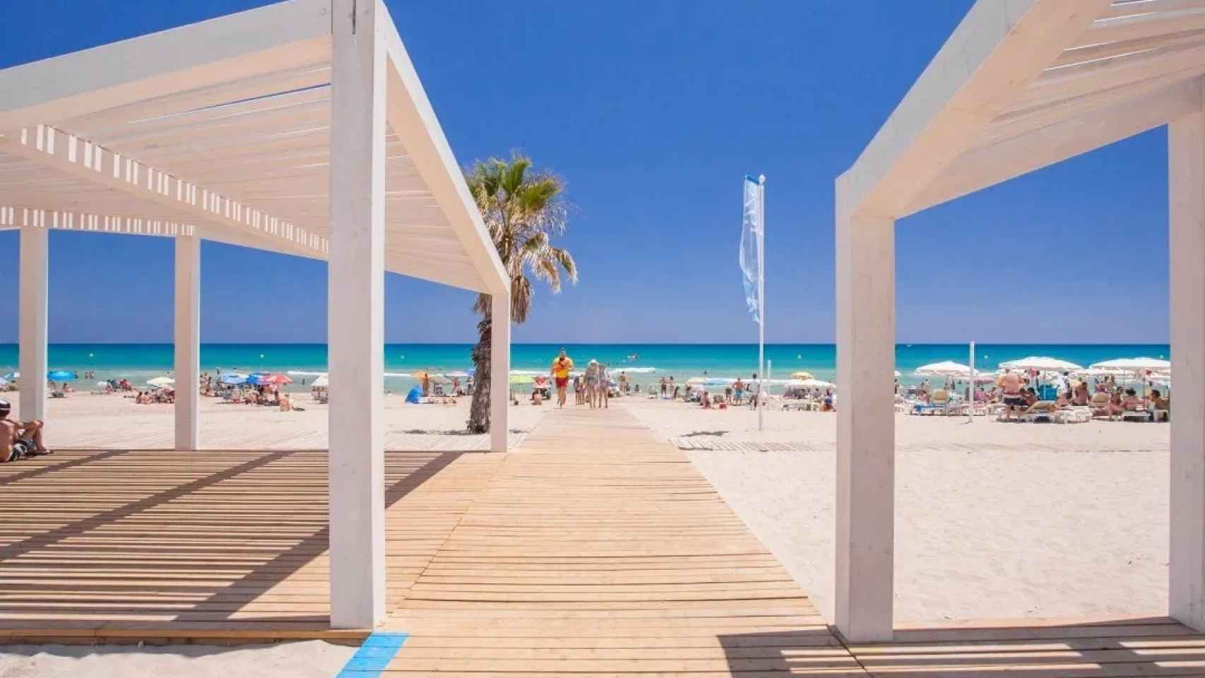 La playa de San Juan de Alicante, en la avenida Niza.
