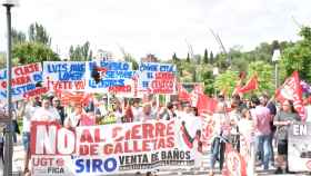 Manifestación de trabajadores de Siro a las puertas de las Cortes