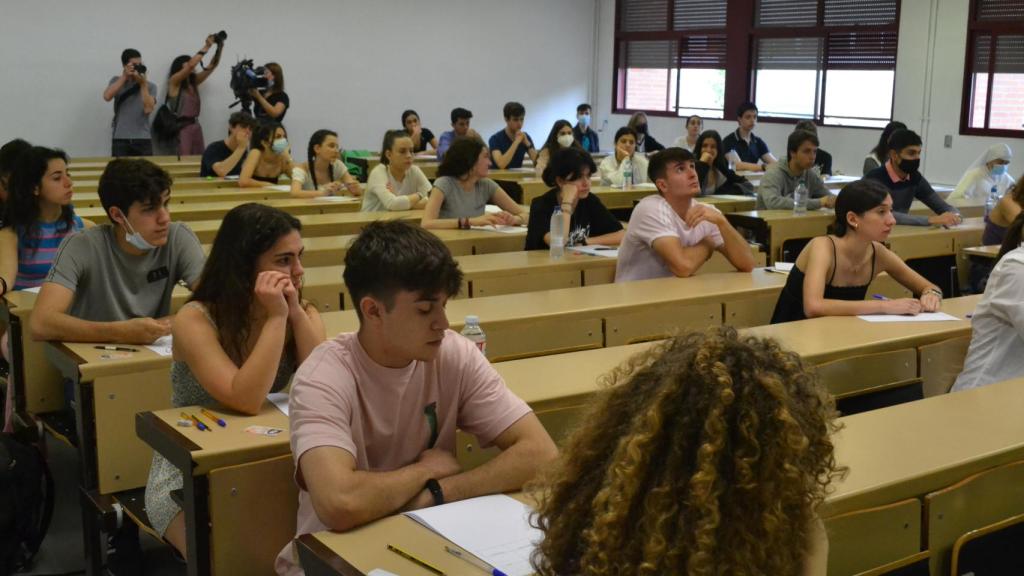 Alumnos en la prueba de la EBAU.