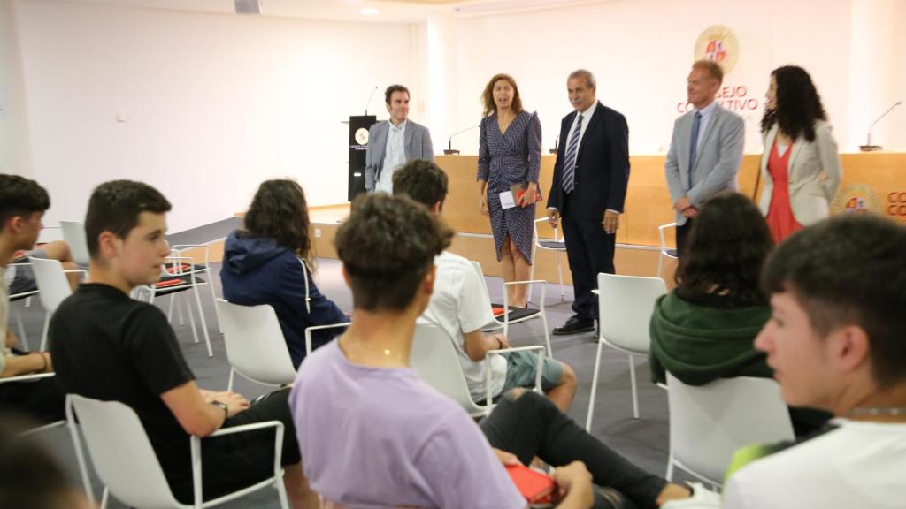 Un grupo de 25 alumnos del IES Maestro Haedo han visitado esta mañana la exposición y han conocido la labor que se desarrolla en el Consejo Consultivo de Castilla y León