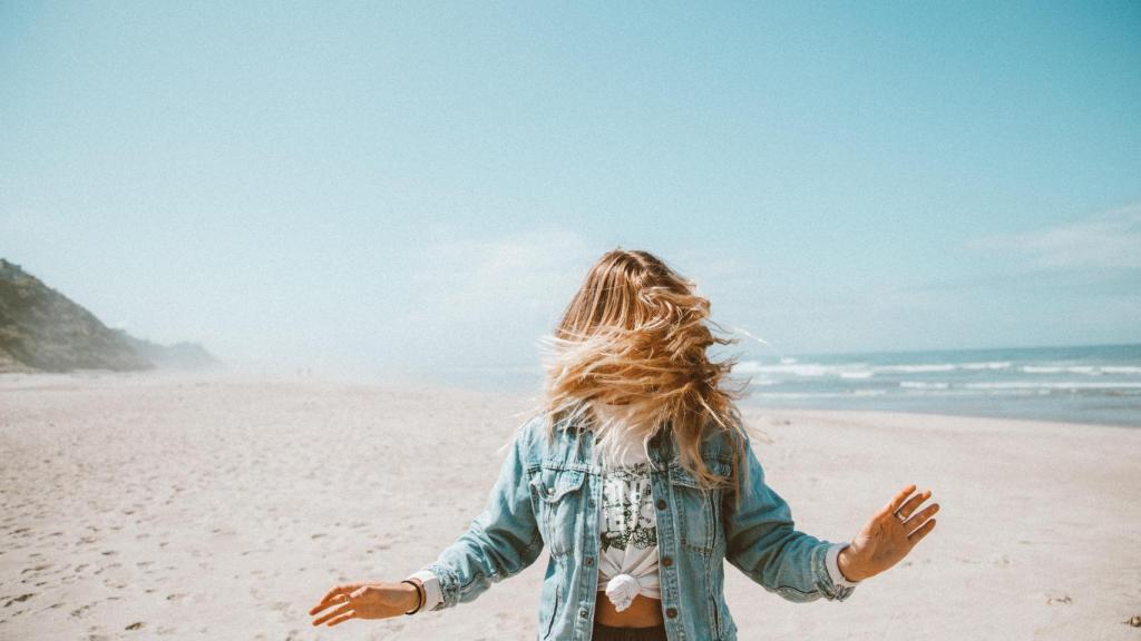 El sol aclara el color del cabello, de ahí la necesidad de cuidarlo en verano.