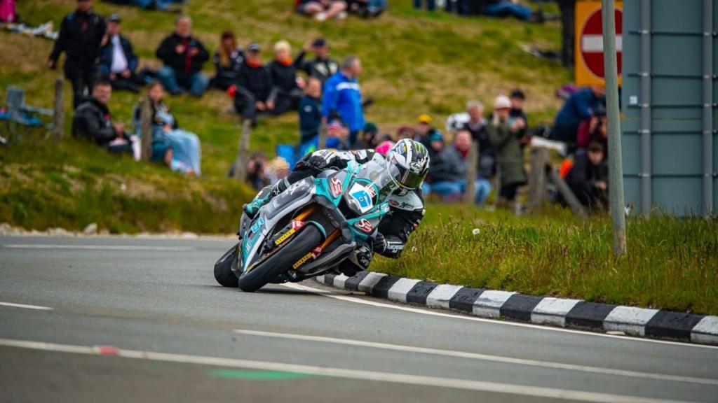 Momento de una de las pruebas en el circuito urbano para motos en la Isla de Man
