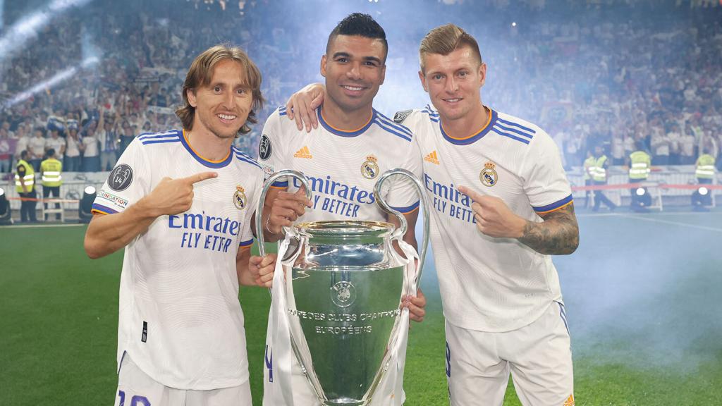 Luka Modric, Casemiro y Toni Kroos con el trofeo de La Decimocuarta