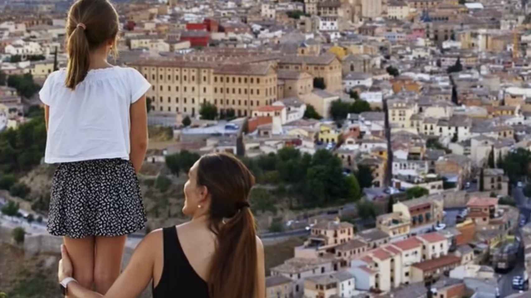 Una mujer y una niña observan la panorámica de Toledo desde uno de los miradores de la ciudad.