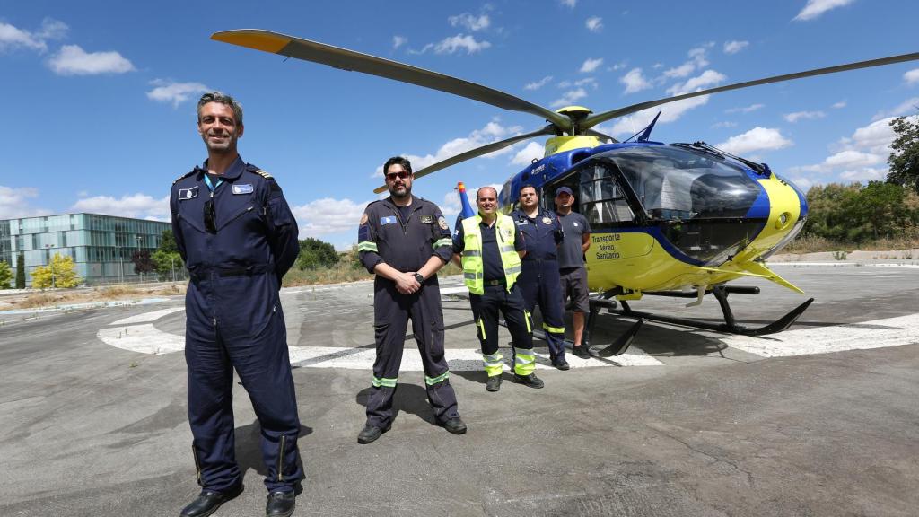 El comandante Francisco Chamero, los enfermeros Rafael Garzón y Diego Villalobos, el médico Juan José Sánchez y el mecánico Lukasz Barszczyk, de izquierda a derecha en la base del helicóptero sanitario de Toledo.