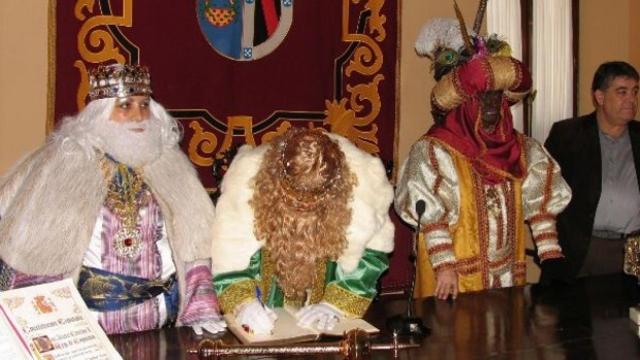 Ana María O.E. (a la izquierda) vestida de rey Melchor en la cabalgata de Almonte en 2009.