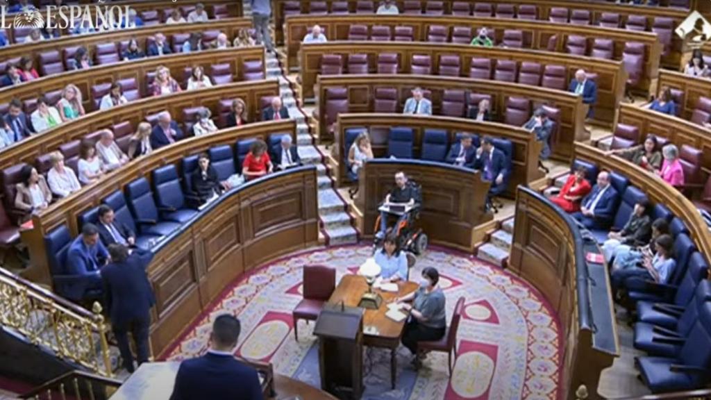 La bancada socialista, a la izquierda, con casi todos los diputados, y la parte central, que ocupan los socios de Sánchez, casi vacía, durante el debate sobre la nueva posición de España en relación al Sáhara.