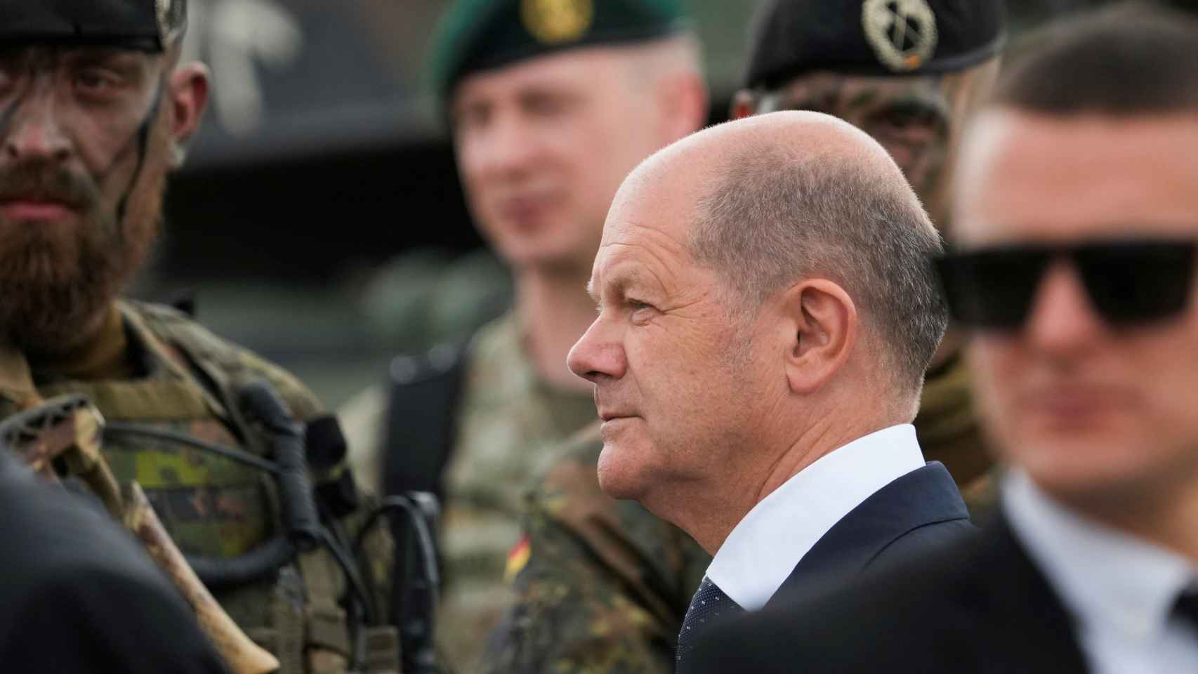 El canciller alemán Olaf Scholz visita a las tropas alemanas desplegadas en el marco de la OTAN.
