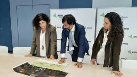 La subdelegada del Gobierno en A Coruña visita Alvedro para revisar la renovación de la pista
