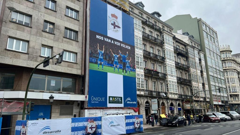 La obra con los colores del Deportivo en la Plaza de Pontevedra de A Coruña