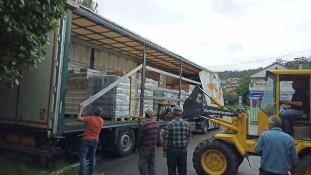 Descarga del camión con alimentos de la Cruz Roja.