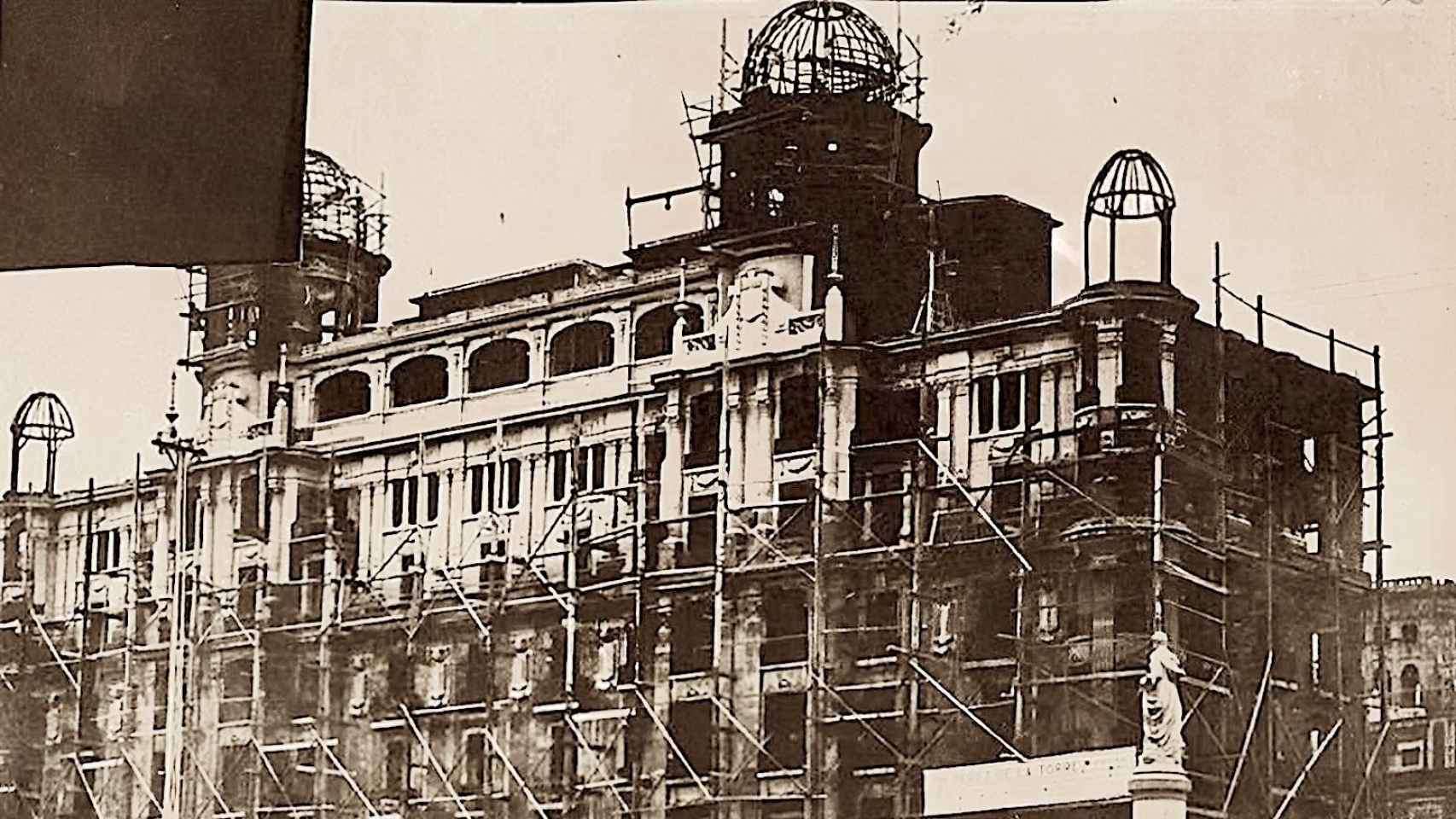 Construcción de la Casa Carbonell, en 1922.