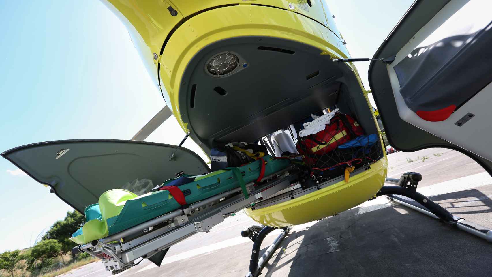 El paciente accede al helicóptero por la parte trasera tumbado sobre un colchón de vacío.