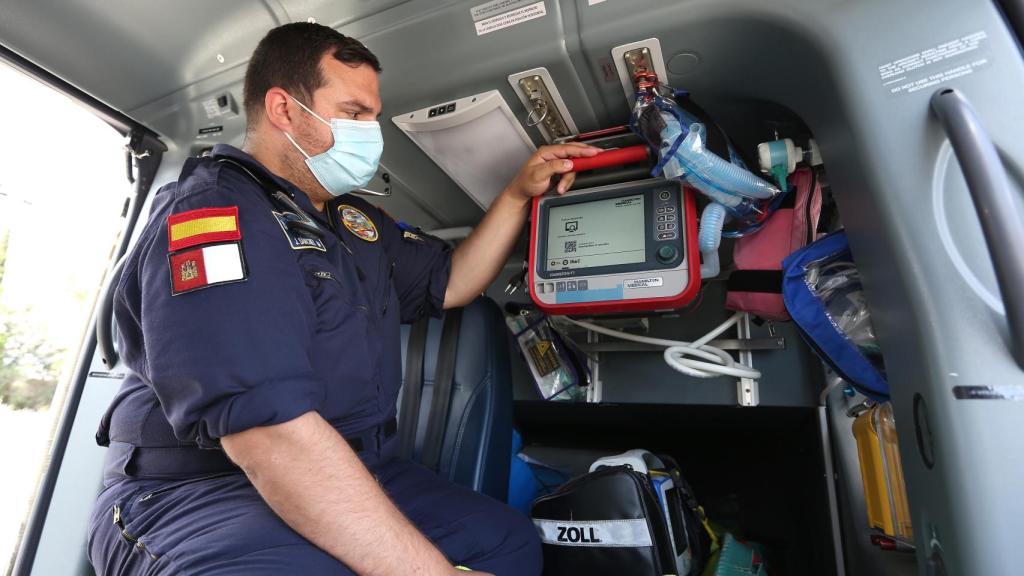 El médico Juan José Sánchez enseña parte del aparataje médico con el que cuenta en el helicóptero.