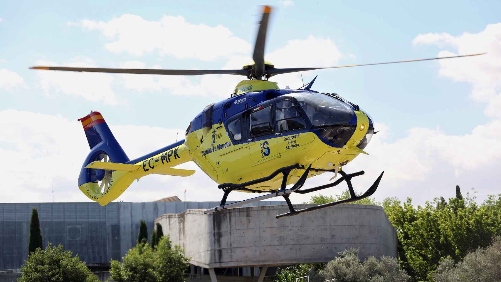 El helicóptero sanitario a punto de tomar tierra en el helipuerto del Hospital Nacional de Parapléjicos.