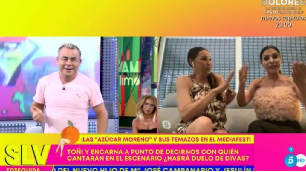 Jorge Javier Vázquez junto a las Azúcar Moreno este pasado miércoles en el plató de 'Sálvame'.