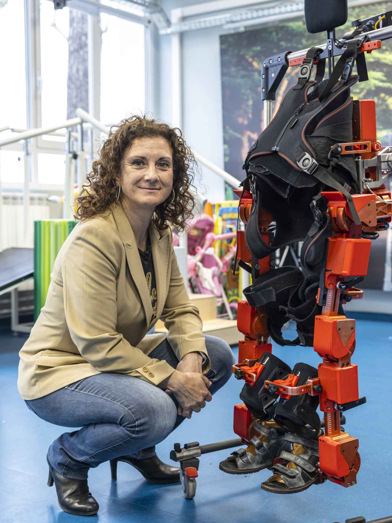 Elena Garcia Armada junto al exoesqueleto pediátrico Atlas 2030.