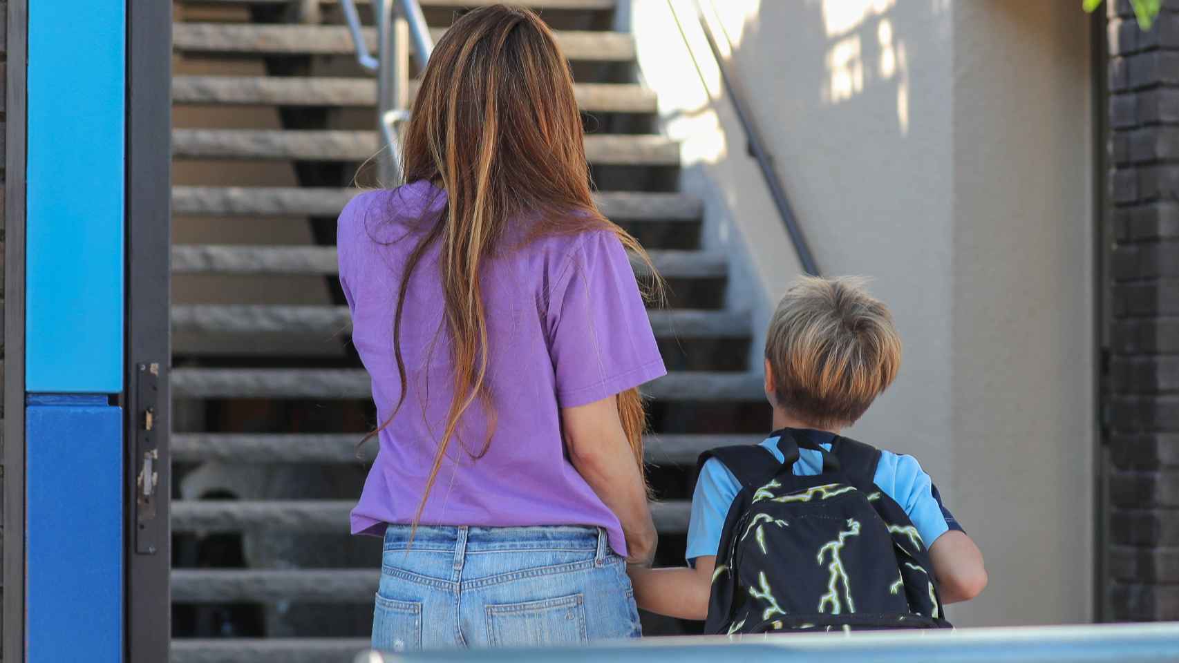 Shakira llevando a uno de sus hijos al colegio este jueves por la mañana.