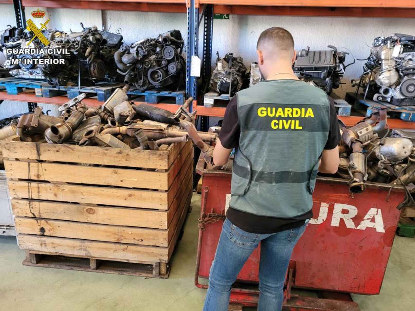 La Guardia Civil desarticula un grupo especializado en robar catalizadores