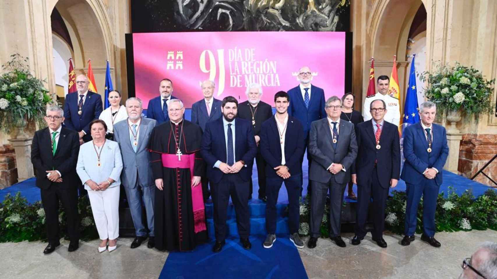 López Miras posando junto a todos los premiados y homenajeados en el Día de la Región de Murcia.