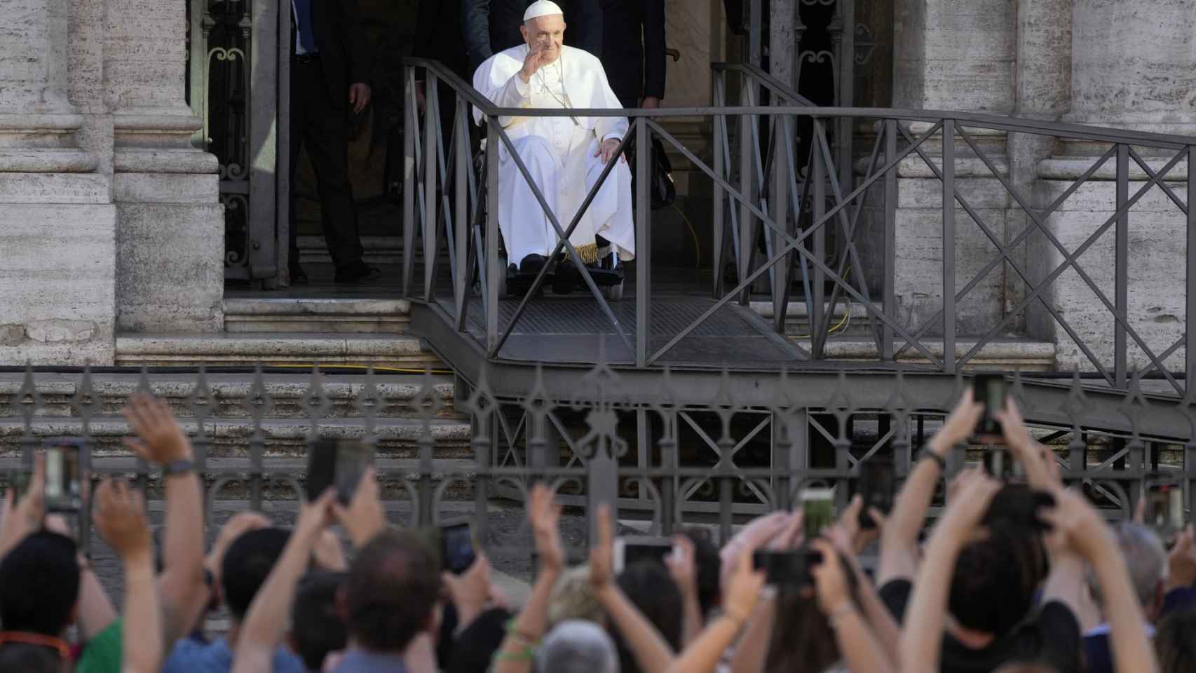 El papa Francisco es trasladado en una silla de ruedas en Roma.
