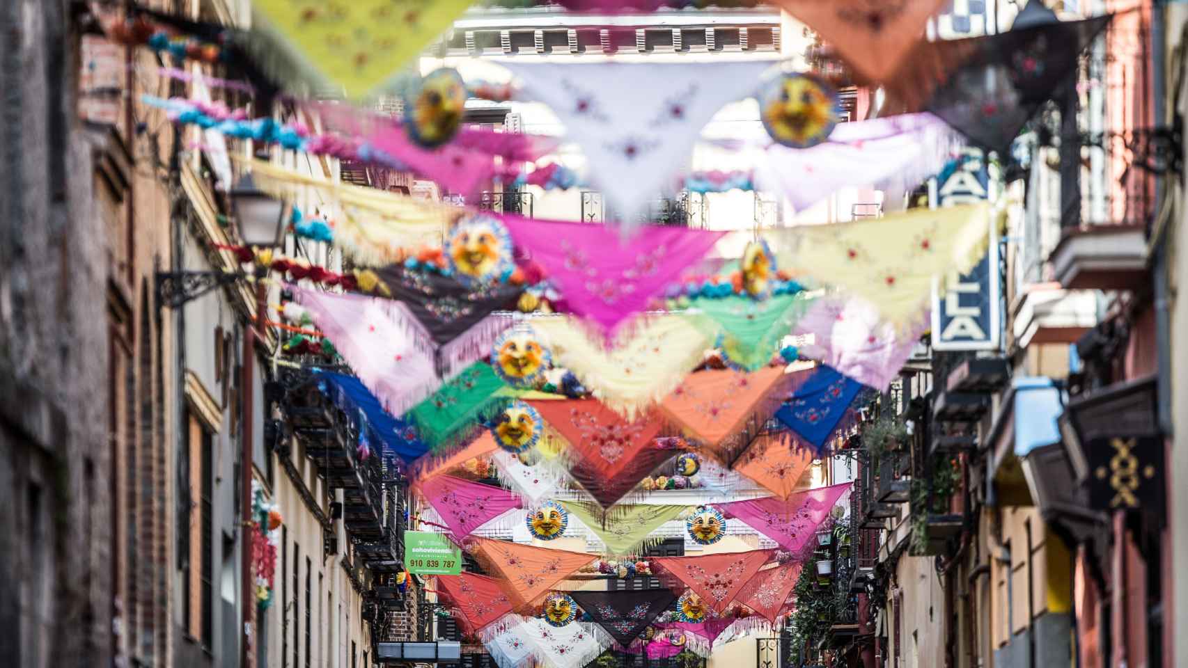 Mantones decorando la calle en la celebración de San Cayetano en el barrio de Lavapiés, en Madrid (España) a 8 de agosto de 2020.