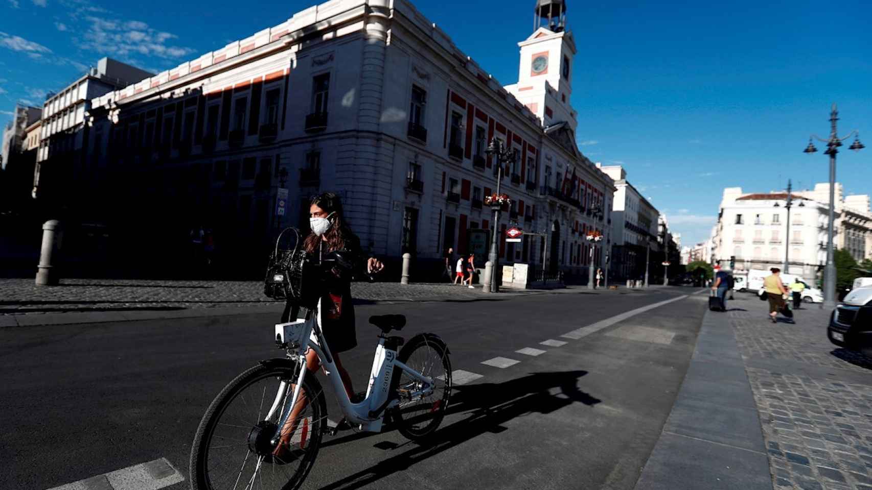 Una ciclista cruza Sol, en Madrid.