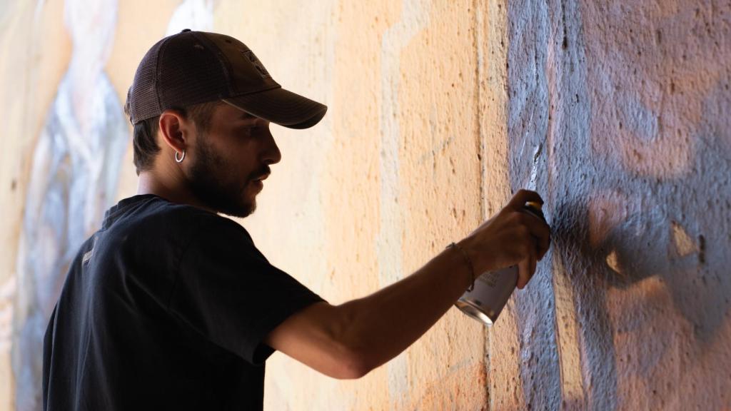 Fotografía durante la pintada del mural que EL ESPAÑOL ha grabado.