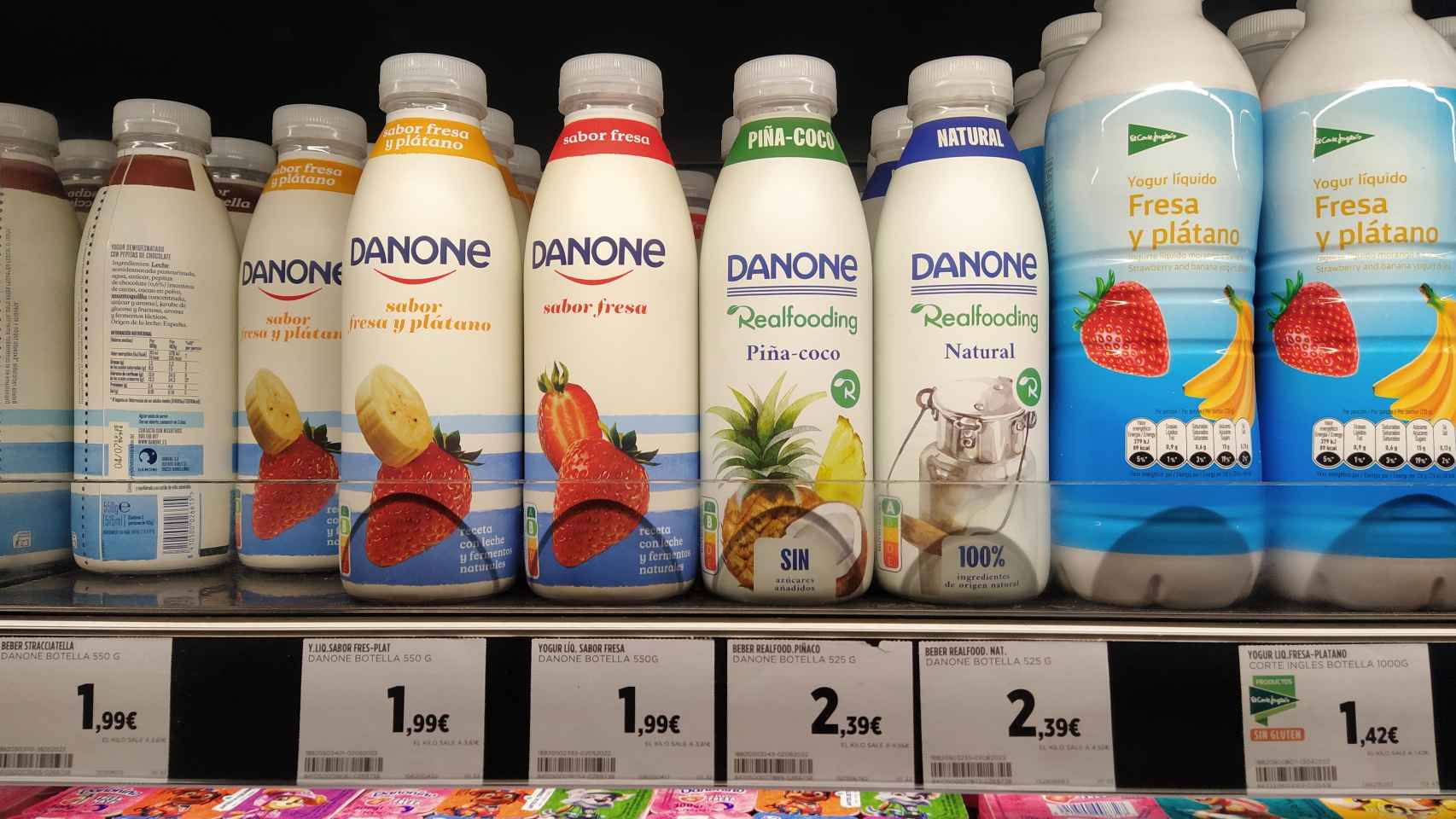 Los yogures 'realfooding' y normales, y sus diferecias de precios, en un lineal de supermercado.