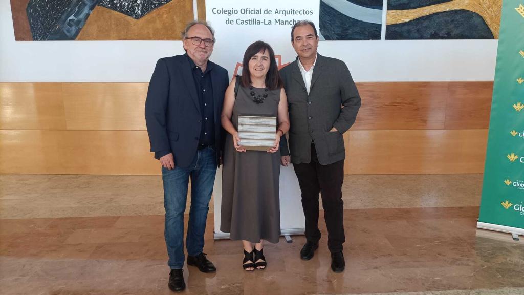 Los arquitectos Benjamín Juan, Lola Juan y Jesús Gómez con el Premio.