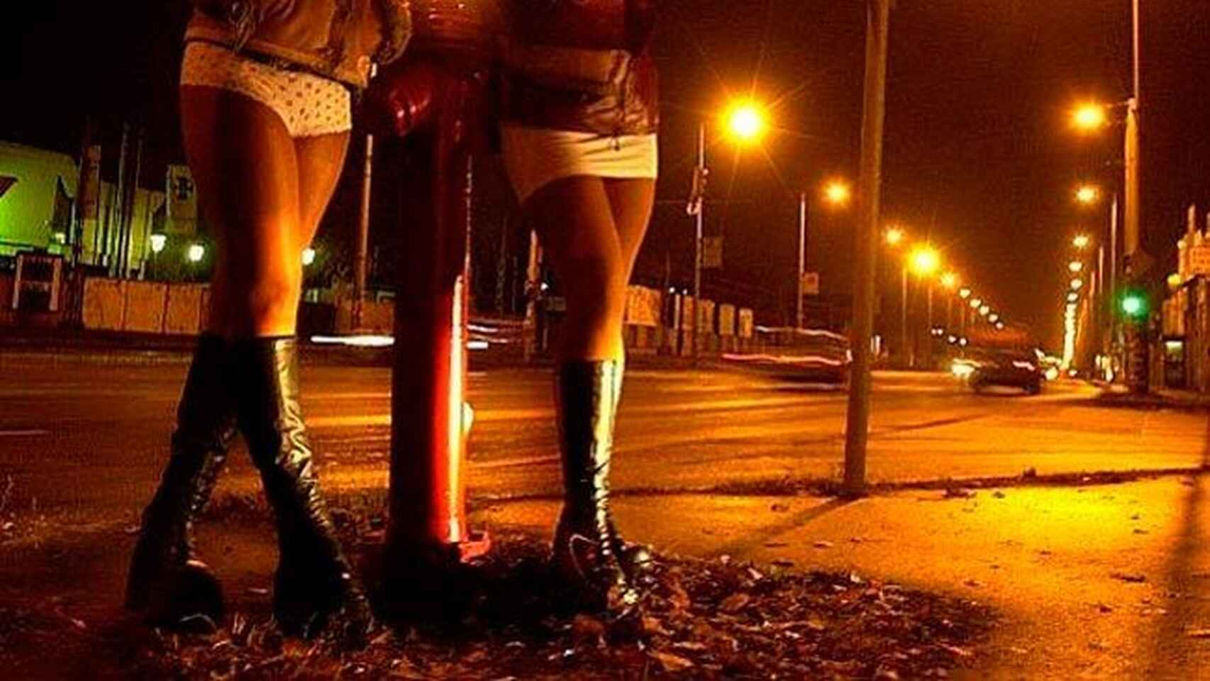 Dos mujeres prostituidas en una calle, en una imagen de archivo.