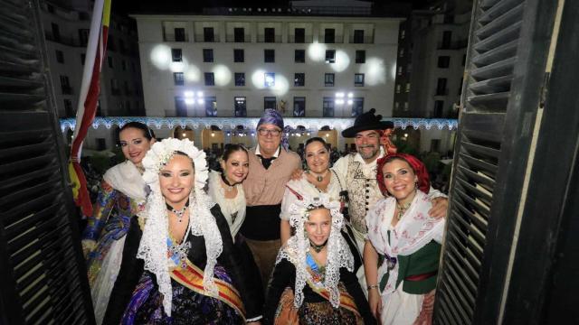 Alcalde y vicealcaldesa junto a las Belleas del Foc y la presidenta de Federació.