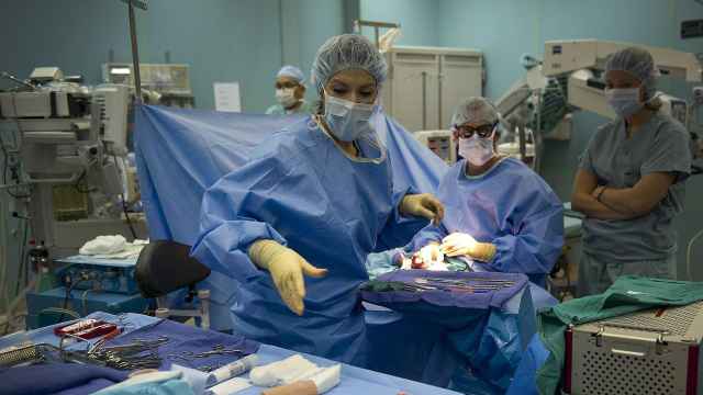 Médicos y enfermeras en una operación quirúrgica.