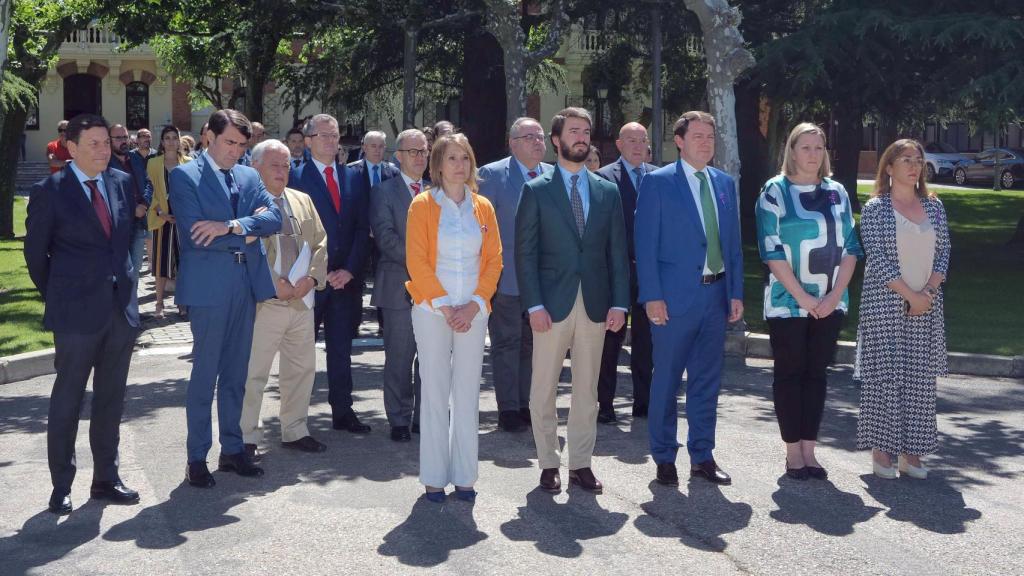 Concentracion en la sede de la Junta por la mujer asesinada en Soria, a la que han asistido el presidente, Alfonso Fernández Mañueco, el vicepresidente, Juan García-Gallardo y los consejeros