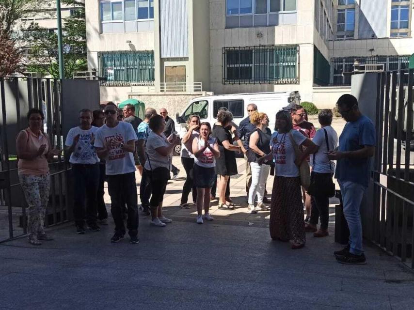 Los trabajadores de Siro a su entrada a la reunión con la Junta, este jueves.