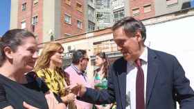 El alcalde de Salamanca, esta mañana durante su visita la barrio San José