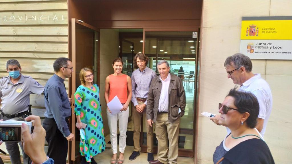 La delegada territorial, Clara San Damián durante su visita al Archivo Histórico de Zamora