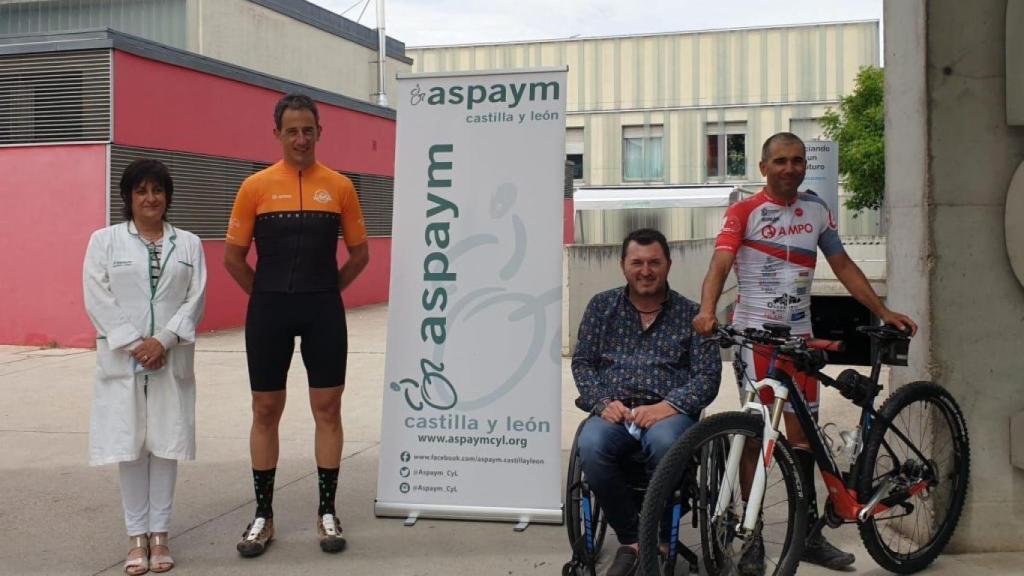 Los deportistas Guillermo Prieto (ciclista con la pierna amputada) y Agustín Álvarez junto a Fran Sardón