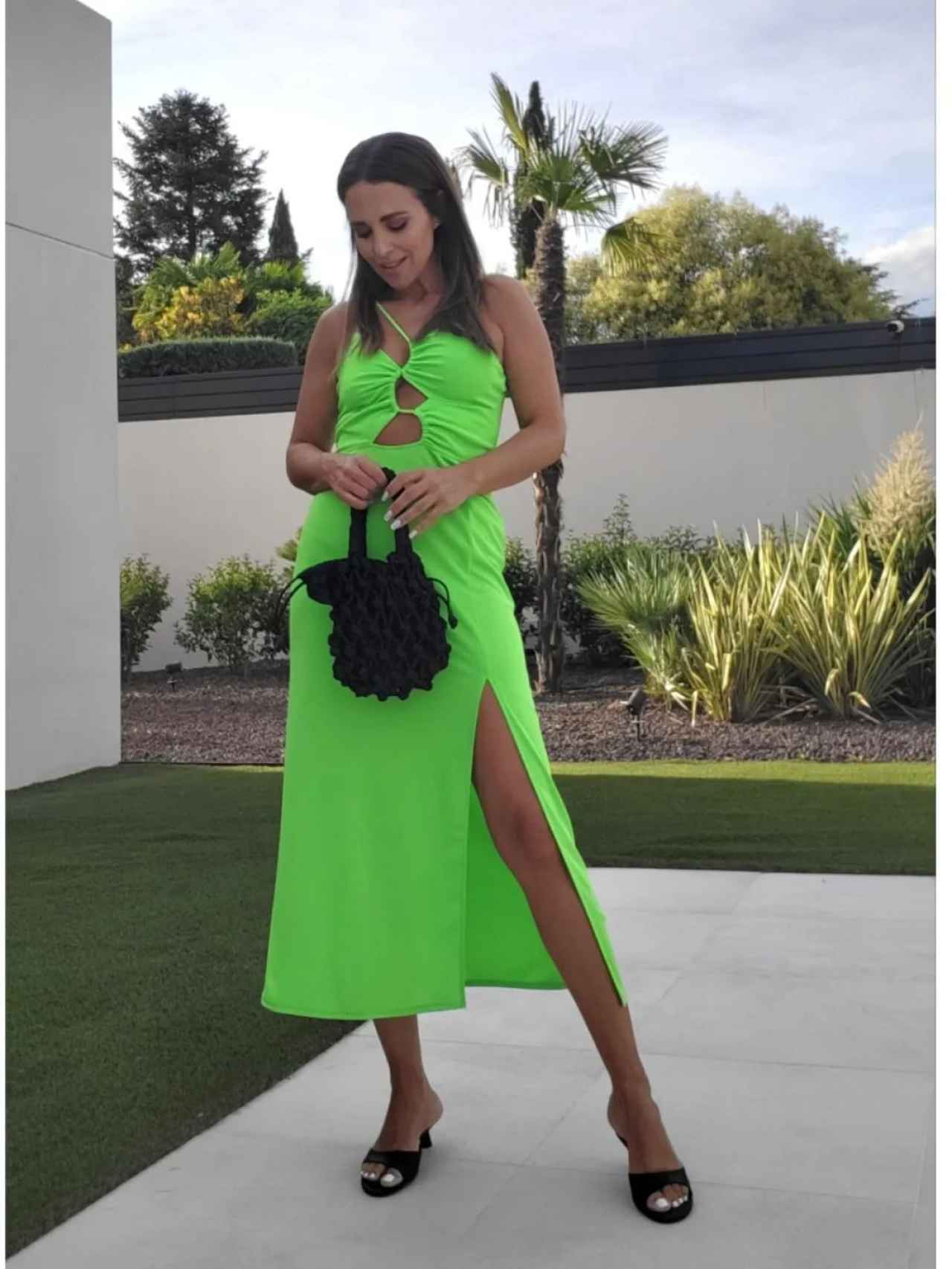Paula Echevarría ha escogido el bolso de color negro, combinándolo con un vestido verde.