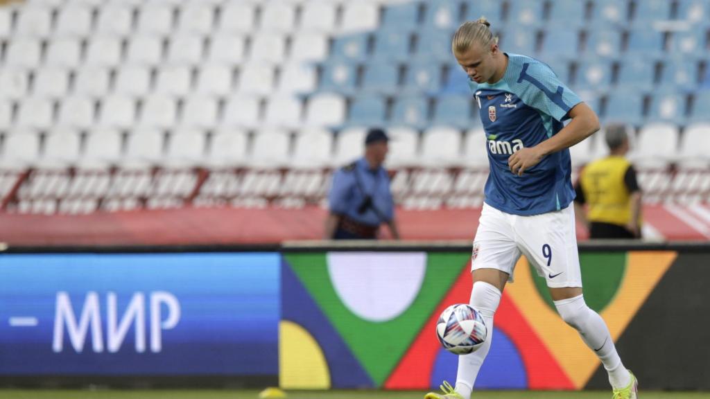 Erling Haaland durante un calentamiento con Noruega