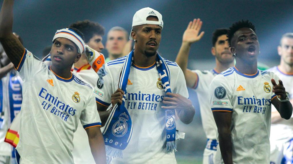 Eder Militan junto a Rodrygo y Vinicius en la celebración de La Decimocuarta