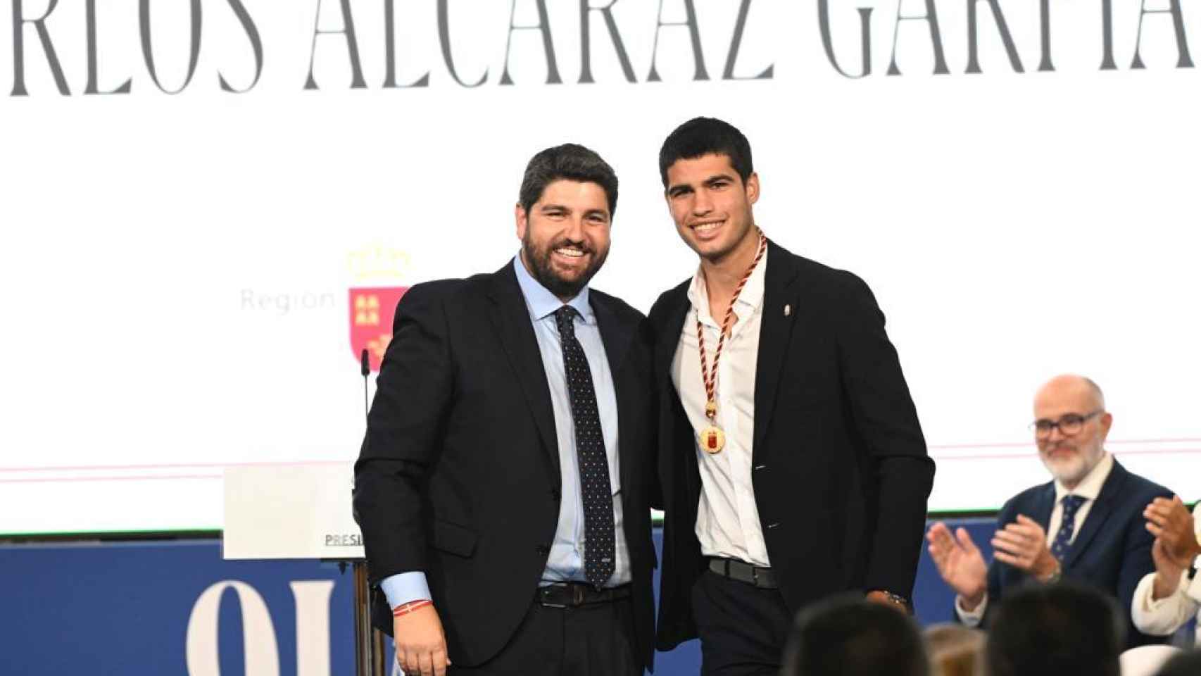 El presidente de la Región de Murcia, Fernando López Miras, este jueves, entregando la Medalla de Oro al tenista Carlos Alcaraz.