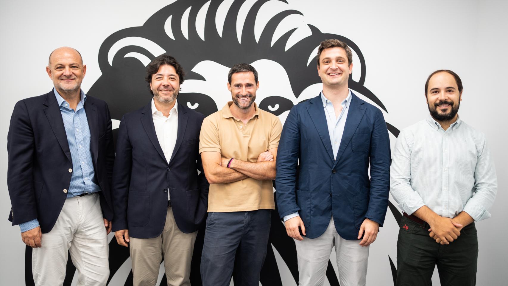 De izquieda a derecha: Manuel Santiago, CEO de Hello Auto; Karim Kaidi, director de Sistemas y Organización de Cesce; Ricardo Sánchez, Partnerships & Affinities en Hiscox España; Juan García Sánchez, CEO de Exponentia; y Álvaro Sanz, cofundador y coCEO de Cleverea. FOTO: Esteban Palazuelos.